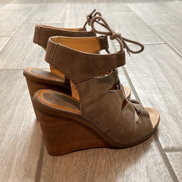 Melrose and Market Wedge Heels - Picture 2 of 9